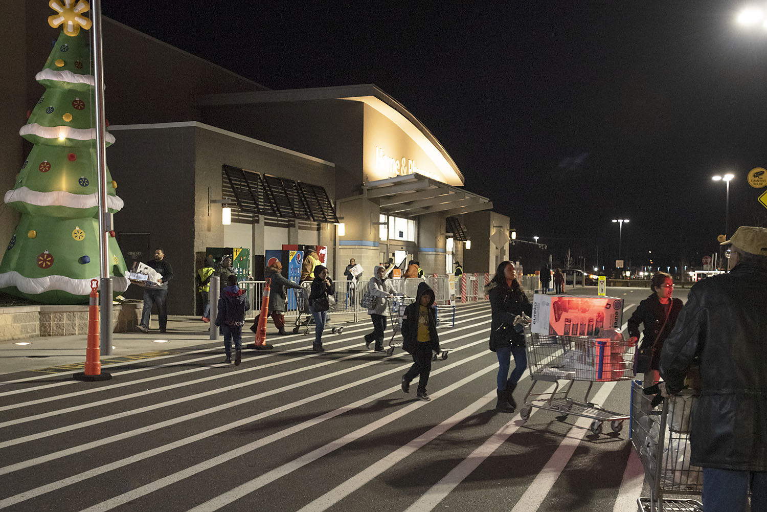 112318_nws_shopping